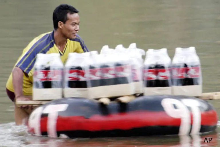 Sogar-im-vietnamesischen-Mekong-Delta-wollen-durstige-Abnehmer-beliefert-werden-Ausnahmen-In-Nordkorea-Burma-und-auf-Kuba-gibt-es-den-Softdrink-nicht-Wohl-aus-politischen-Gruenden