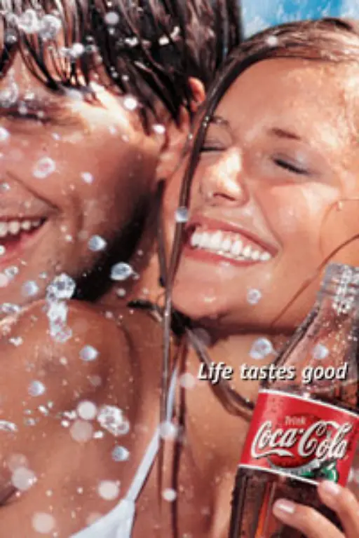 Bei-Coca-Cola-steht-in-der-Werbung-eher-ein-Gemeinschaftsgefuehl-im-Vordergrund-Der-Softdrink-soll-verbinden-erfrischen-gluecklich-machen