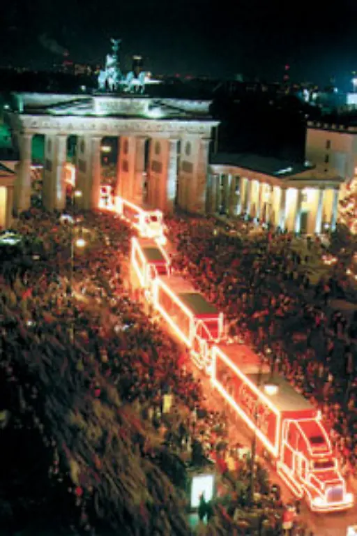 Bekannt-sind-heute-vor-allem-der-Coca-Cola-Weihnachtstruck-hier-bei-der-Durchfahrt-durch-das-Brandenburger-Tor