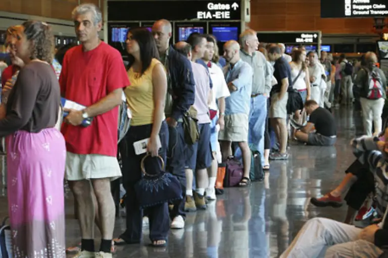 Schlangen-am-Flughafen-in-Boston
