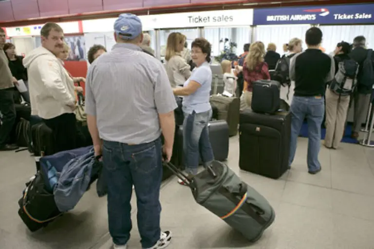 Am-Berliner-Flughafen-Tegel-bilden-sich-die-ersten-Schlangen