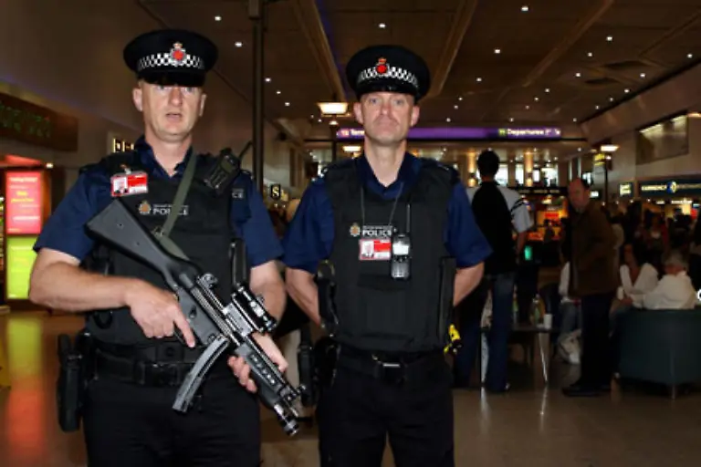 In-Grossbritannien-sind-auch-ausserhalb-der-Airports-die-Sicherheitsmassnahmen-verschaerft-worden