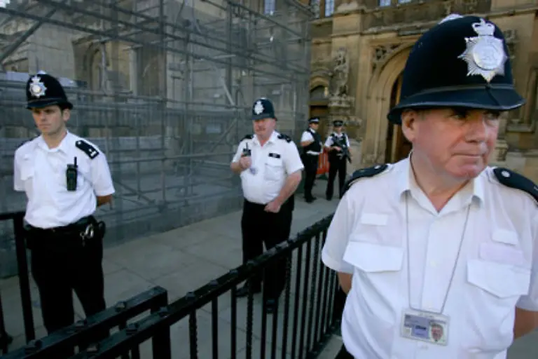 Auch-vor-dem-britischen-Parlament-zeigt-sich-verstaerkt-die-Polizei
