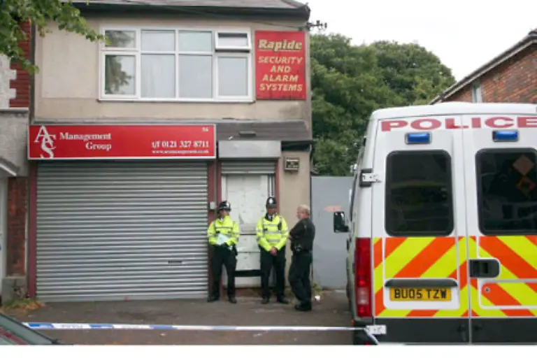 Unterdessen-nimmt-die-britische-Polizei-mindestens-24-Verdaechtige-fest-hier-in-Birmingham