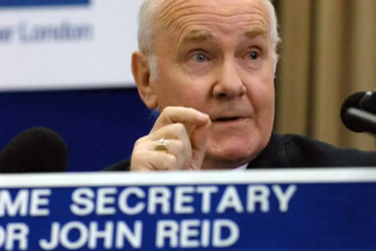 Der-britische-Innenminister-John-Reid-sagt-bei-einer-Umsetzung-der-Plaene-haette-es-einen-Verlust-an-Menschenleben-von-bislang-nicht-bekanntem-Ausmass-gegeben