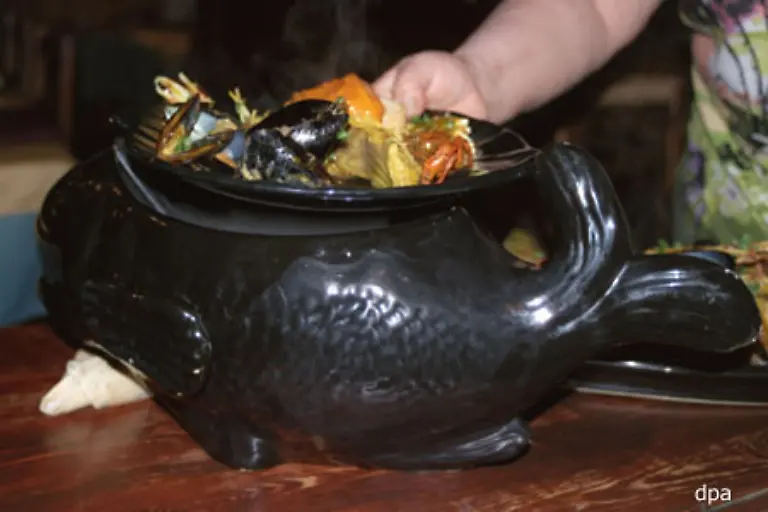 Hier-ein-Klassiker-der-Meeresfruechte-Kueche-die-Bouillabaisse-Auch-beliebt-Miesmuscheln-mit-Weisswein-Olivenoel-und-Zwiebeln-Einfach-aber-gut