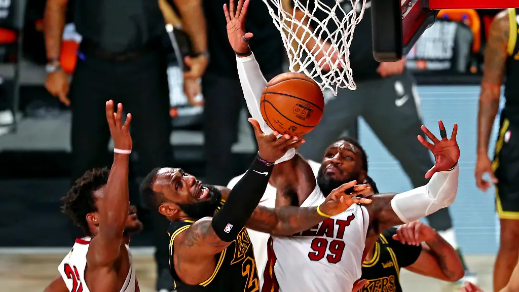 2020-10-10T033309Z-685641116-NOCID-RTRMADP-3-NBA-FINALS-MIAMI-HEAT-AT-LOS-ANGELES-LAKERS