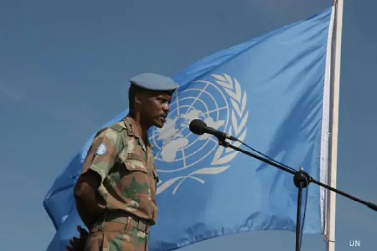 Burundi-Major-General-Derrick-Mbuyiselo-Mgwebi-bei-einer-Ansprache-Der-Suedafrikaner-leitet-den-operativen-Teil-der-ONUB-United-Nations-in-Burundi