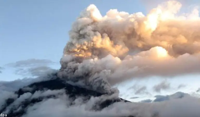 Bei-dem-Ausbruch-des-Vulkans-Tungurahua-in-Ecuador-sind-mindestens-fuenf-Menschen-ums-Leben-gekommen