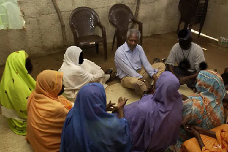 UN-Generalsekretaer-Kofi-Annan-im-Gespraech-mit-Frauen-die-Opfer-sexueller-Gewalt-geworden-sind