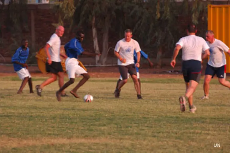 Und-dann-doch-noch-ein-Stueck-Normalitaet-ein-Fussball-Spiel-zwischen-Soldaten-und-Einheimischen