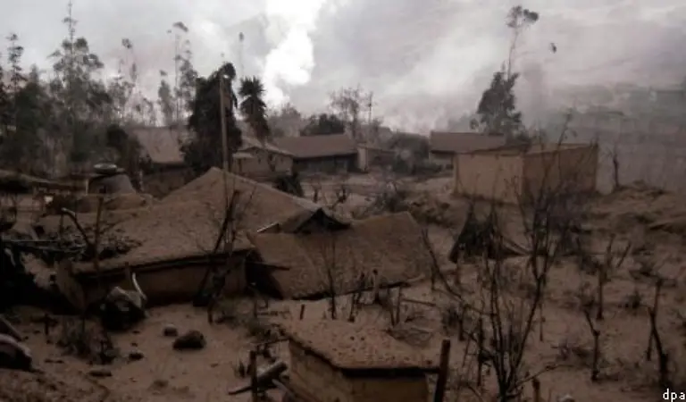 Der-Tungurahua-liegt-knapp-130-Kilometer-suedlich-der-Hauptstadt-Quito-Der-Name-des-Vulkans-stammt-aus-der-Indio-Sprache-Quichua-und-bedeutet-Feuerschlund