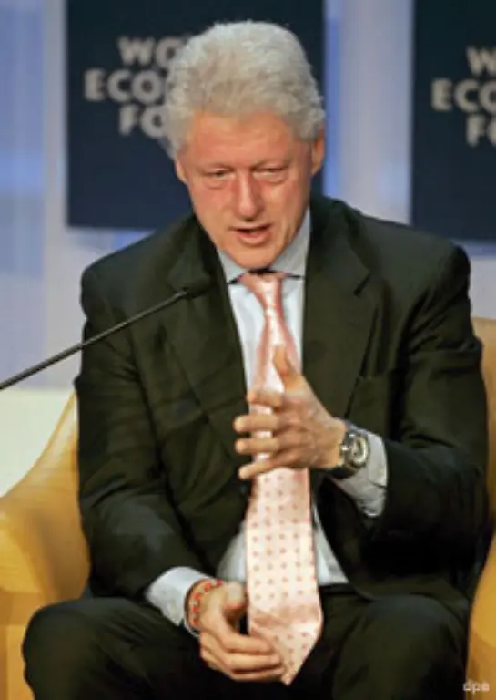 Er-reformierte-die-Sozialfuersorge-und-verlangte-von-den-Amerikanern-zugleich-mehr-Eigenverantwortung-Clinton-und-seiner-Regierung-gelang-es-mit-sparsamer-Haushaltspolitik-und-dank-sprudelnder-Steuerquellen-Etatueberschuesse-zu-erzielen