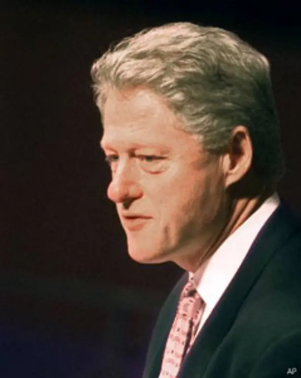 Es-war-alles-andere-als-vorhersehbar-dass-Clinton-einmal-zum-maechtigsten-Mann-der-Welt-avancieren-sollte-Am-19-August-1946-kam-er-als-William-Jefferson-Blythe-III-nach-eigenen-Aussagen-bei-einem-heftigen-Sommergewitter-im-Staedtchen-Hope-im-Bundesstaat-Arkansas-auf-die-Welt