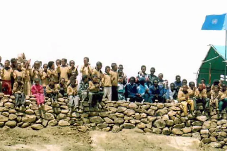 Aethiopien-und-Eritrea-leiden-nicht-nur-Hunger-sondern-auch-Durst-Hier-warten-zahlreiche-Kinder-auf-die-Eroeffnung-eines-Brunnens