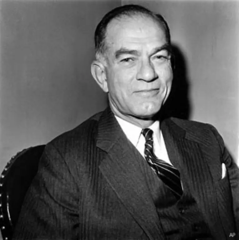 1968-schloss-er-ein-Studium-der-Internationalen-Beziehungen-an-der-Georgetown-University-in-Washington-D-C-mit-einem-Bachelor-Grad-ab-Er-engagierte-sich-in-verschiedenen-Studentenvereinigungen-und-arbeitete-fuer-den-demokratischen-Senator-William-Fulbright-Foto