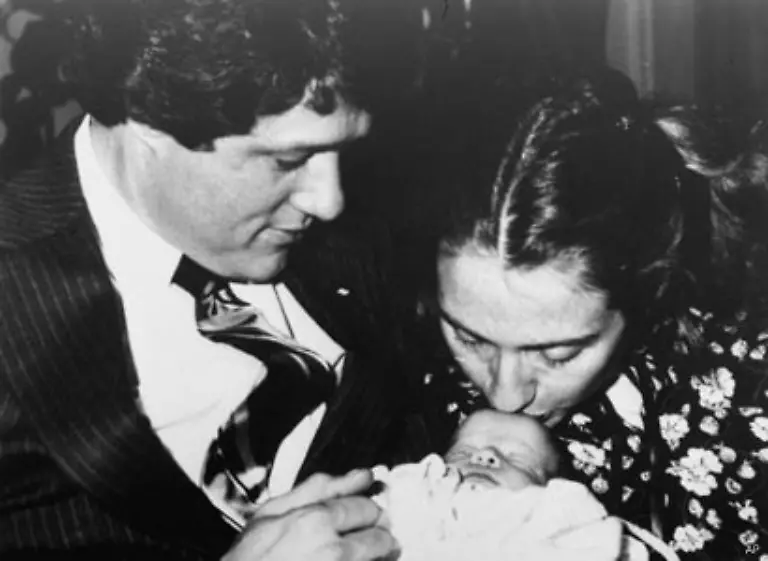 1973-machte-Clinton-seinen-Abschluss-in-Rechtswissenschaften-in-Yale-Dort-lernte-er-seine-spaetere-Frau-Hillary-Rodham-aus-Park-Ridge-Illinois-kennen-die-er-1975-heiratete-1980-kam-Tochter-Chelsea-zur-Welt