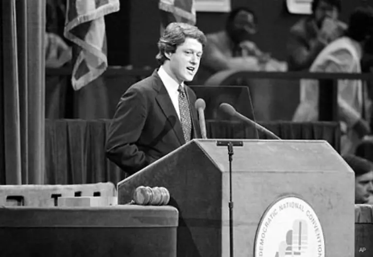 Von-1973-bis-1976-uebernahm-Clinton-eine-Lehrtaetigkeit-an-der-juristischen-Fakultaet-der-University-of-Arkansas-1974-kandidierte-er-erfolglos-fuer-einen-Abgeordnetensitz-im-US-Repraesentantenhaus-1976-wurde-Clinton-Generalstaatsanwalt-von-Arkansas-sein-Sprungbrett