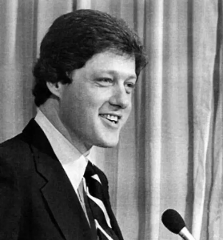 Eine-Staerke-von-Bill-Clinton-Er-lernt-aus-seinen-Fehlern-1982-trat-er-erneut-zu-den-Gouverneurswahlen-an-und-gewann-Clinton-setzte-sich-nun-vor-allem-fuer-mehr-Liberalitaet-und-soziale-Gerechtigkeit-ein-Seine-Anstrengungen-im-Gesundheits-und-Bildungssektor-sind-legendaer