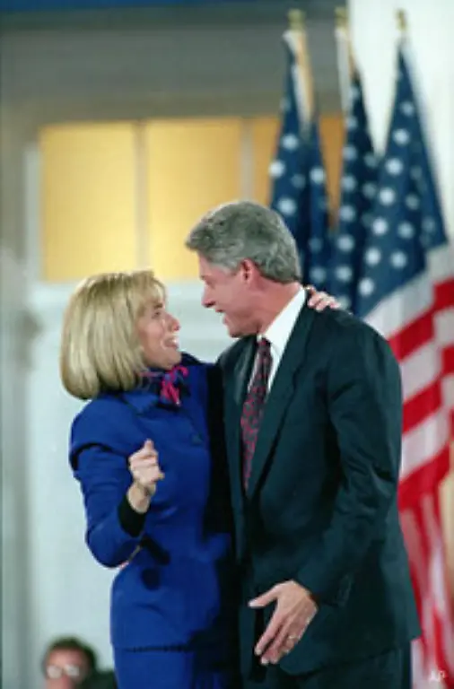 Gattin-Hillary-sprang-fuer-ihren-Mann-in-die-Bresche-Sie-bestritt-das-Offensichtliche-und-sorgte-mit-einem-Liebesbekenntnis-in-der-Sendung-60-Minutes-fuer-die-Wende
