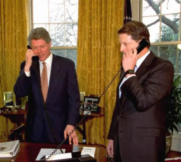 Gemeinsam-mit-seinem-Vize-Al-Gore-sollte-Clinton-acht-Jahre-lang-die-Geschicke-der-Supermacht-USA-bestimmen