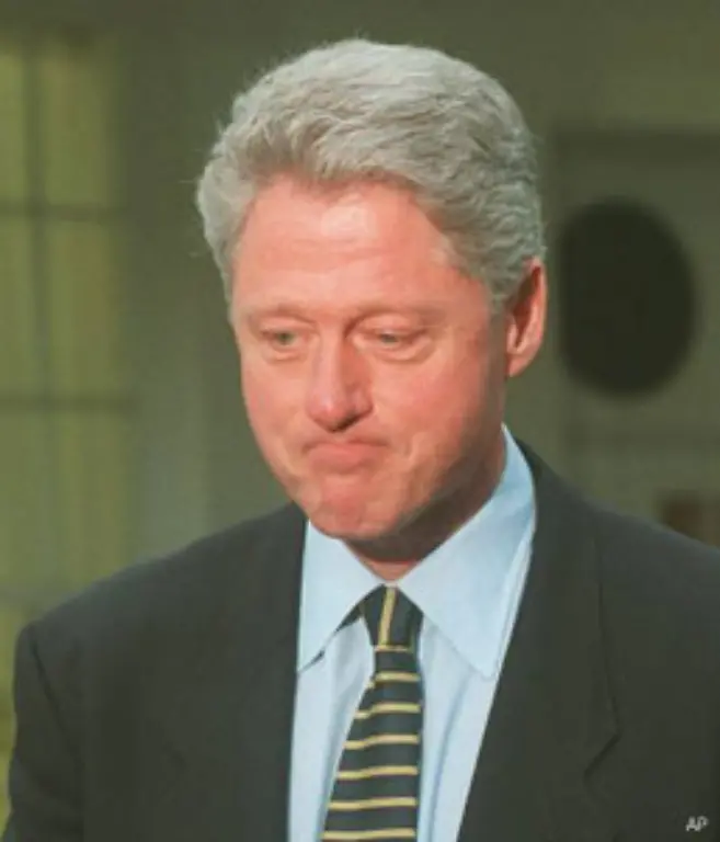 Zudem-waren-die-Clintons-durch-die-so-genannte-Whitewater-Immobilienaffaere-ins-Zwielicht-geraten-1994-verloren-die-Demokraten-bei-den-Halbzeitwahlen-ihre-Kongressmehrheit-Clinton-war-dadurch-zu-mehr-Zugestaendnissen-an-die-Republikaner-gezwungen