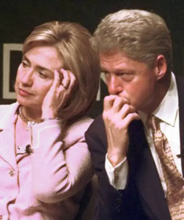 Immer-an-seiner-Seite-war-Ehefrau-Hillary-die-zum-Leidwesen-der-Konservativen-im-politischen-Geschaeft-kraeftig-mitmischte-Clinton-uebertrug-ihr-die-Reform-des-Gesundheitswesens-Die-Gesundheitsreform-sollte-nie-Wirklichkeit-werden