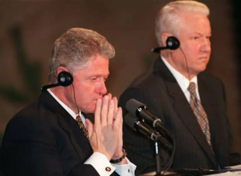 Auch-aussenpolitisch-wurde-Clinton-ueber-Gebuehr-beansprucht-In-Russland-stand-der-demokratisch-gewaehlte-Praesident-Boris-Jelzin-unter-starkem-Druck-Die-Kommunisten-ruesteten-zur-Rueckkehr-in-den-Moskauer-Kreml-Clinton-sprang-seinem-Freund-zur-Seite