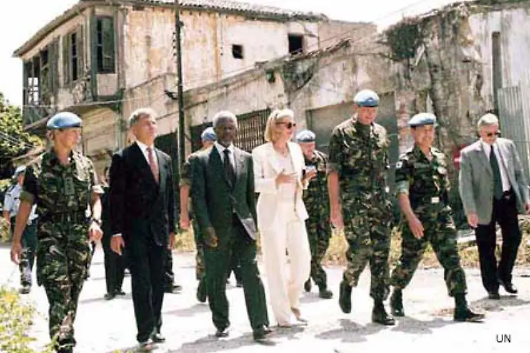 UN-Generalsekretaer-Kofi-Annan-bei-einem-Rundgang-auf-Zypern