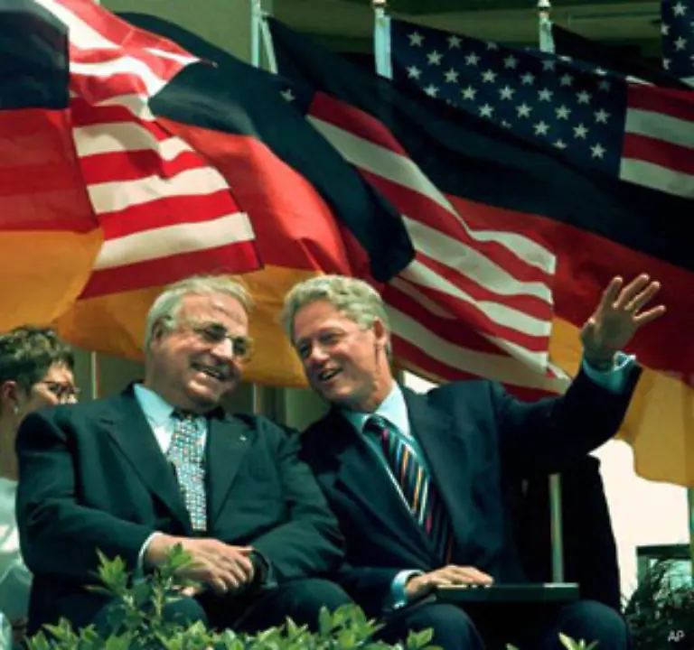In-einer-Rede-in-Berlin-flocht-Clinton-wie-John-F-Kennedy-1963-deutsche-Formulierungen-ein-Amerika-steht-an-Ihrer-Seite-jetzt-und-fuer-immer