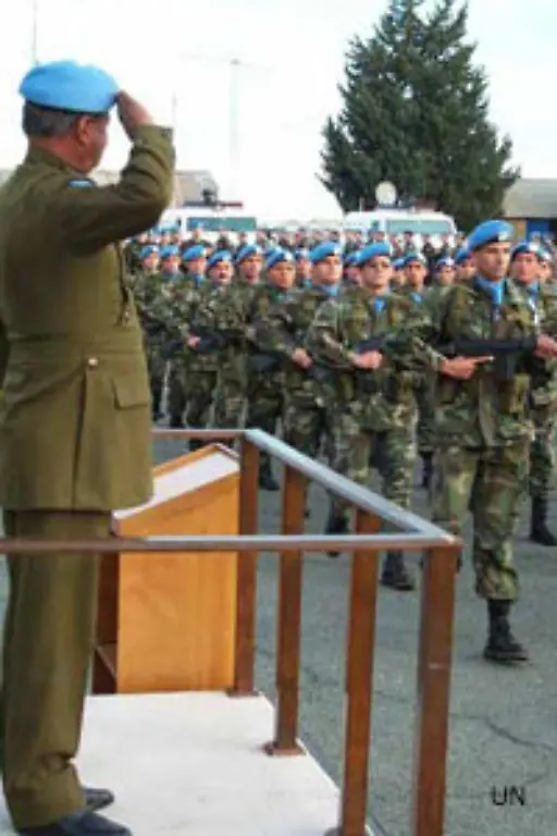 Die-Truppen-der-UNFICYP-United-Nations-Peacekeeping-Force-in-Cyprus-patrouillieren-zu-Fuss-und-mit-schweren-Fahrzeugen
