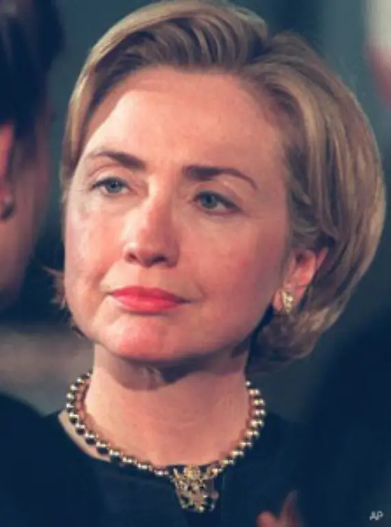 Wie-bereits-1992-unterstuetzte-Hillary-Clinton-auch-jetzt-ihren-Mann-Erneut-war-sie-es-die-ihm-das-Praesidentenamt-sicherte