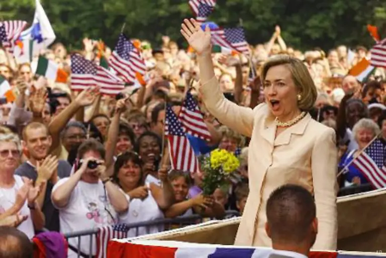 Hillarys-Plaedoyer-fuer-ihren-Mann-war-mit-Sicherheit-nicht-voellig-uneigennuetzig-Bei-Bill-Clintons-Abgang-haette-naemlich-auch-sie-ihre-politischen-Ambitionen-begraben-muessen-So-konnte-die-First-Lady-Anlauf-auf-das-Amt-der-New-Yorker-Senatorin-nehmen