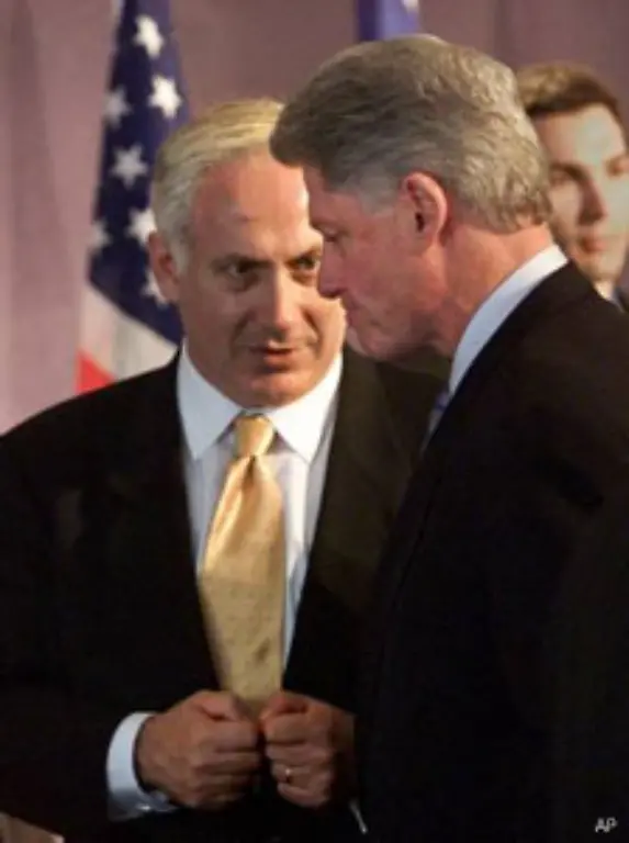 Das-Verhaeltnis-Clintons-zu-Netanjahu-galt-als-aeusserst-schwierig-Dem-US-Praesidenten-gelang-es-ausserdem-nicht-Jassir-Arafat-zu-einem-haerteren-Durchgreifen-gegen-die-Extremisten-in-den-Reihen-der-Palaestinenser-zu-bewegen