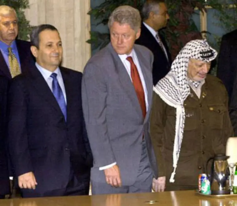 Clinton-versuchte-zu-retten-was-nicht-mehr-zu-retten-war-Beim-Gipfel-in-Camp-David-im-Jahr-2000-kamen-Israels-neuer-Ministerpraesident-Ehud-Barak-und-Arafat-zu-keiner-Einigung-Arafat-beging-den-schweren-Fehler-seine-Maximalziele-durchsetzen-zu-wollen