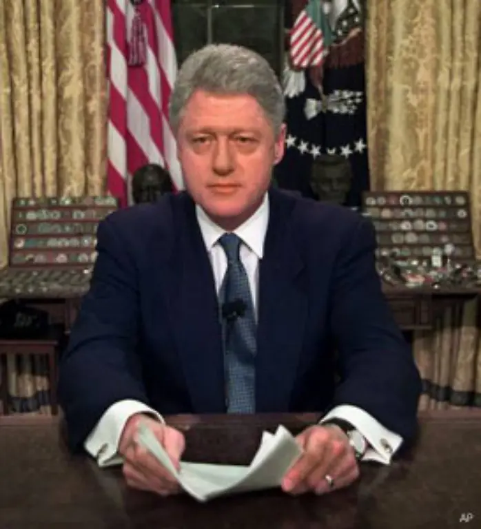 Im-Kosovo-Krieg-1999-setzte-Clinton-auch-die-US-Luftwaffe-im-Rahmen-der-NATO-Angriffe-gegen-das-Regime-des-jugoslawischen-Praesidenten-Slobodan-Milosevic-ein-Milosevic-musste-seine-Truppen-aus-dem-Kosovo-abziehen