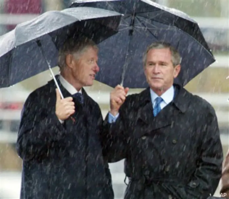 Clinton-kritisierte-vor-allem-die-Umwelt-und-Gesundheitspolitik-seines-Amtsnachfolgers-Bush-Er-unterstuetzte-den-Krieg-gegen-Afghanistan-Den-Einmarsch-in-den-Irak-hielt-er-fuer-falsch