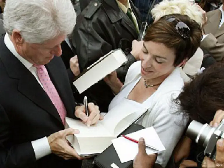 Am-8-Juli-2004-erschien-Clintons-Autobiographie-Mein-Leben-Sie-zu-schreiben-bezeichnete-Clinton-als-hart-aber-befreiend