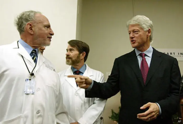 Im-September-2004-musste-sich-Clinton-einer-schweren-Herzoperation-unterziehen-Ihm-wurden-Bypaesse-eingesetzt