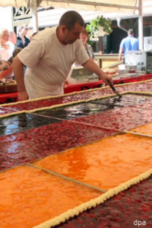 ein-kleines-Stueckchen-Torte-und