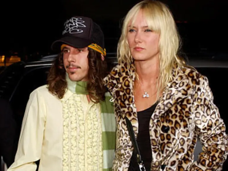 Die-Tochter-kennt-es-nicht-anders-und-macht-es-dem-Daddy-dann-auch-nach