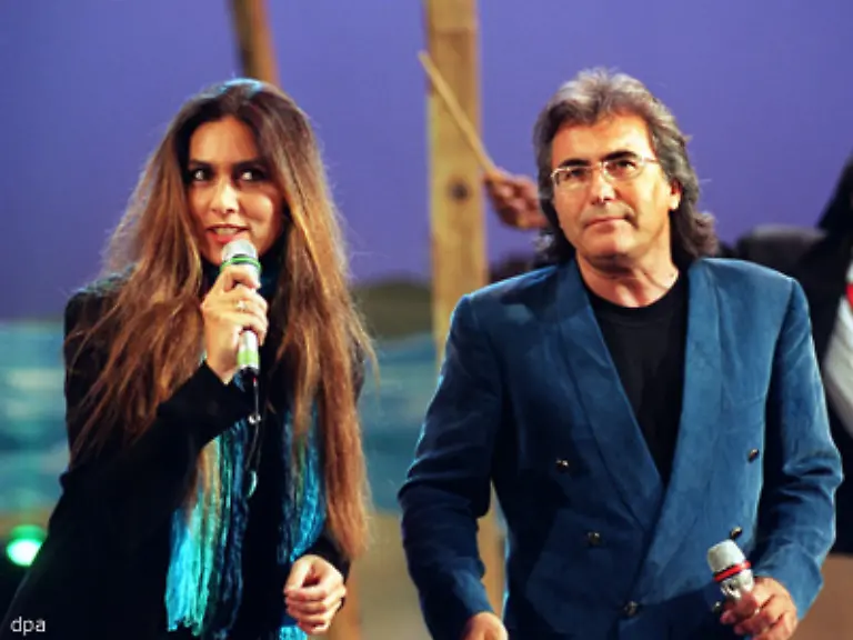 oder-Romina-Power-und-Al-Bano-die-den-Groessenunterschied-auf-der-Buehne-und-auf-Fotos-gern-kaschieren-hat-sich-im-Russischen-der-Begriff-italienisches-Paar-etabliert-fuer-grosse-Frauen-mit-kleineren-Maennern
