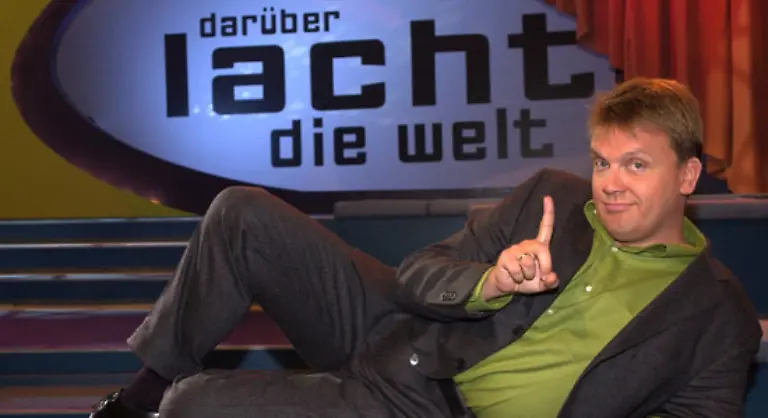 Erst-1999-war-Kerkeling-wieder-erfolgreich-mit-der-SAT-1-Sendung-Darueber-lacht-die-Welt