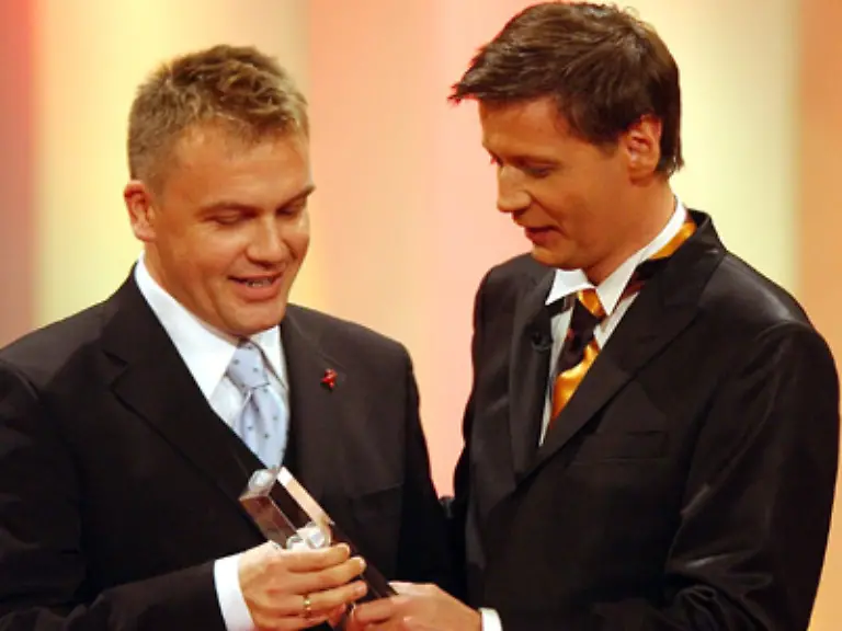 Fuer-die-Moderation-der-Die-70er-Show-auf-RTL-wurde-er-2003-mit-dem-Deutschen-Fernsehpreis-in-der-Kategorie-Beste-Moderation-Unterhaltung-ausgezeichnet