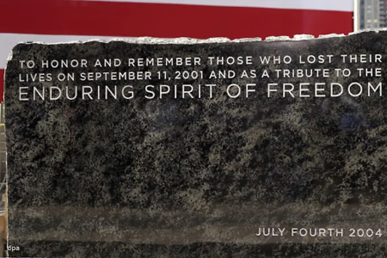 ist-ein-Gedenkspruch-eingraviert-Kurze-Zeit-spaeter-jedoch-will-Larry-Silverstein-Paechter-des-Gelaendes-den-Entwurf-fuer-den-Freedom-Tower-erneut-ueberarbeitet-haben