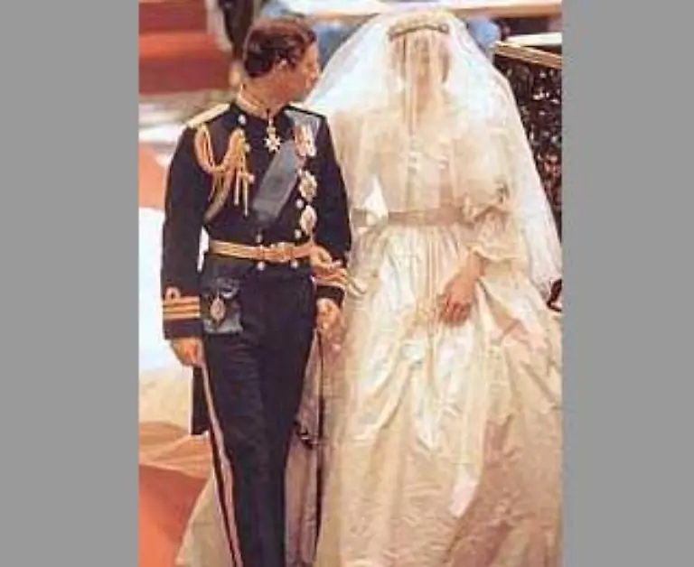 Eines-der-offiziellen-Hochzeitsbilder-des-Brautpaares-Diana-erhaelt-den-Titel-Princess-of-Wales
