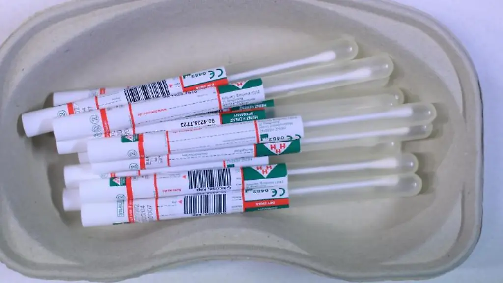 Abstriche-von-getesteten-Menschen-liegen-in-der-Corona-Teststation-am-Flughafen-Dresden