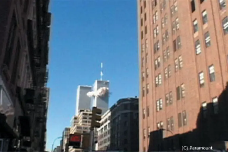 Dieses-Bild-ging-um-die-Welt-Ein-Passagierflugzeug-schlaegt-in-den-Nordturm-des-World-Trade-Centers-ein-Lange-gilt-es-als-das-einzige-Bild-das-den-ersten-Einschlag-am-11-September-2001-zeigt