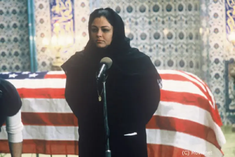 Der-Beitrag-von-Mira-Nair-aus-Indien-Ein-indienstaemmiger-Amerikaner-ist-nach-den-Anschlaegen-verschwunden-und-wird-verdaechtigt-Attentaeter-gewesen-zu-sein-Er-ist-es-nicht-vorher-jedoch-entlaedt-sich-an-seiner-Mutter-der-Zorn