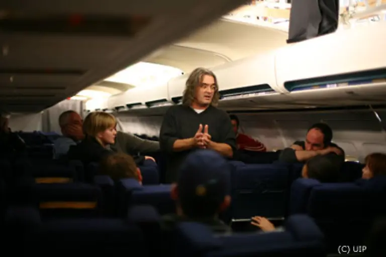 Paul-Greengrass-hier-bei-den-Dreharbeiten-Er-erzaehlt-die-Geschichte-der-United-Airlines-Maschine-93-in-der-die-Passagiere-versuchen